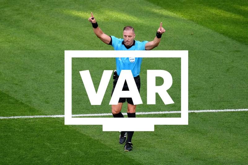 Var Là Gì Trong Bóng Đá? Công Nghệ Thay Đổi Cục Diện Trận Đấu 1 VAR là gì trong bóng đá?